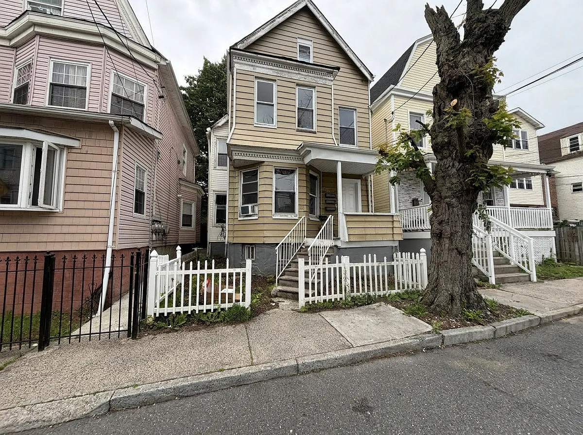 4 bed, 1.5 bath, 1000 sqft, $2,000 — Photo 1