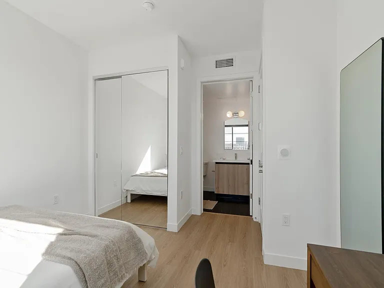 426 N Alexandria — Photo 11