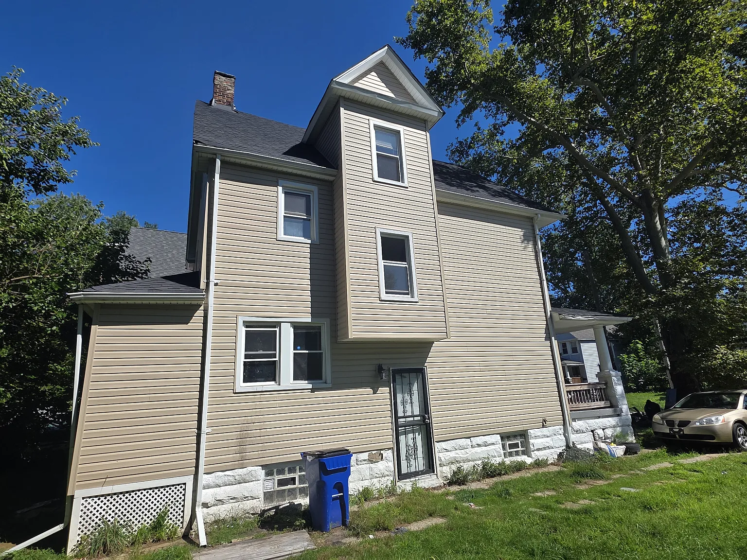 5 bed, 2149 sqft, $1,875 — Photo 2