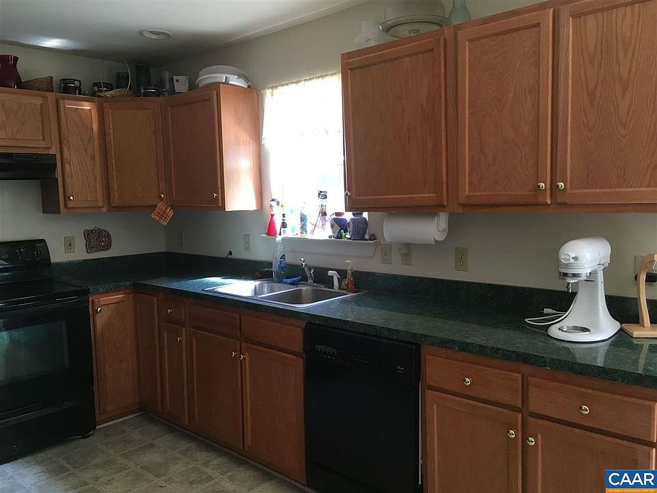 2nd image of 3 Hunters Hill Ln