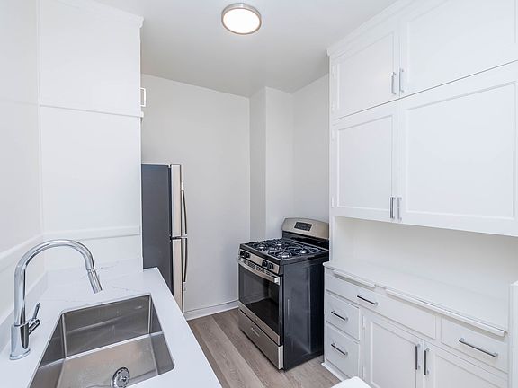 4th image of 226 Athol Ave #105