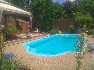 851 Center Point Rd NE, Cedar Rapids, IA 52402