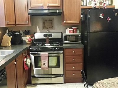Kitchen - fridge w/ice maker