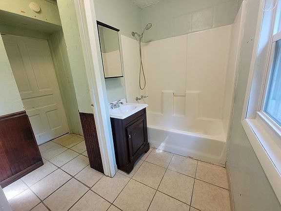 3rd image of 139 Spaulding Ave W