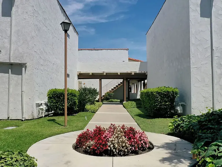 Las Casas Apartment Homes — Photo 1
