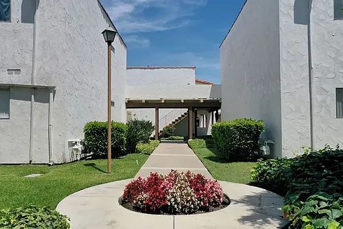 Las Casas Apartment Homes Photo 1