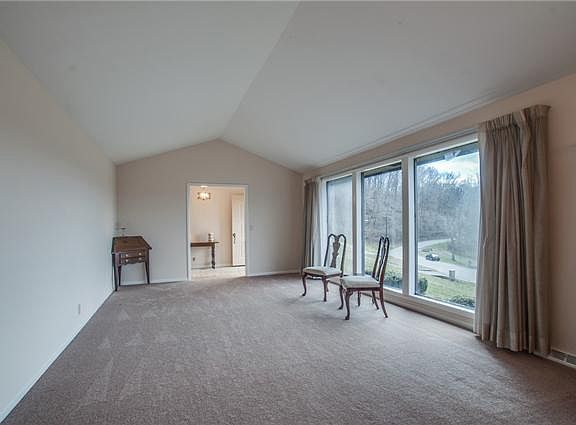 3rd image of 1124 Stonewall Jackson Ct