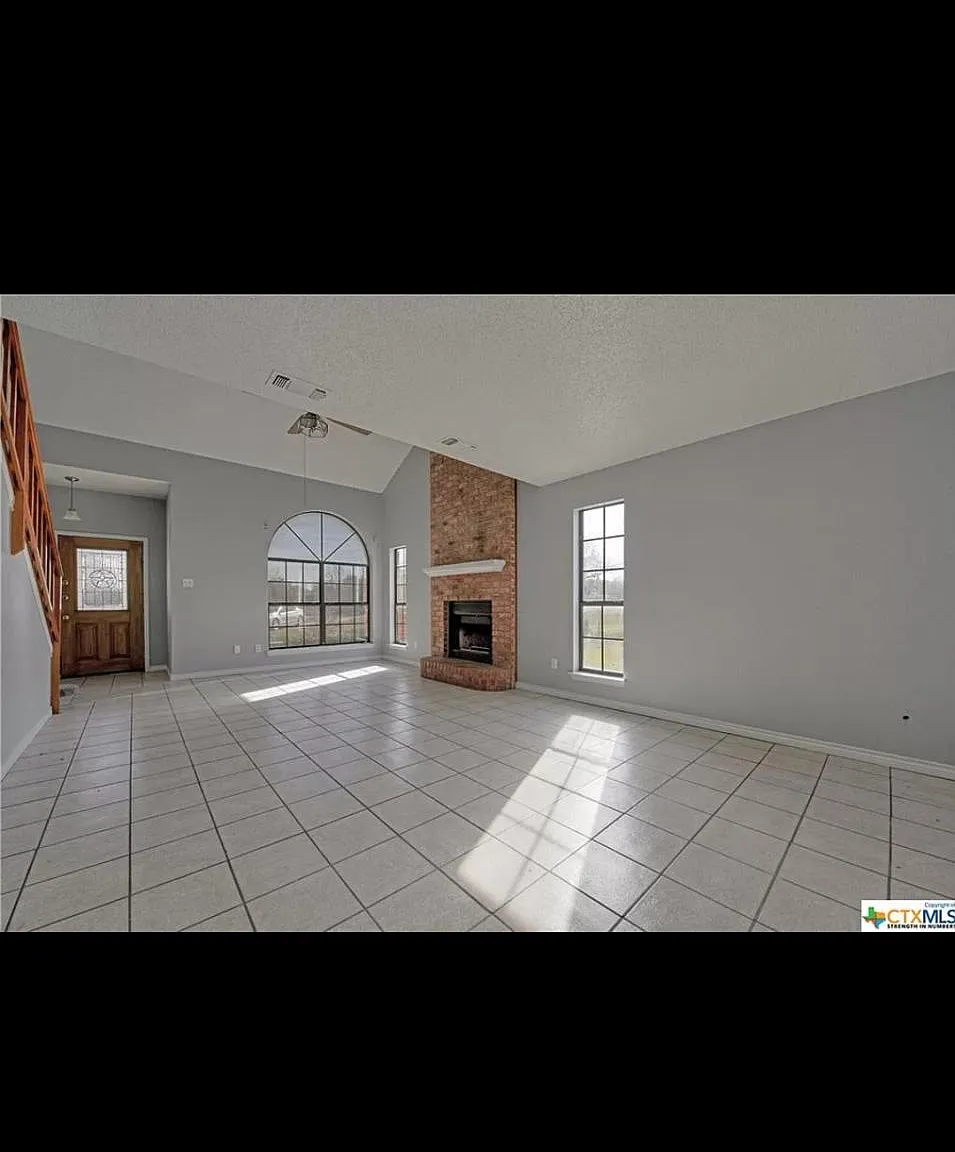 3 bed, 1604 sqft, $1,900 — Photo 3