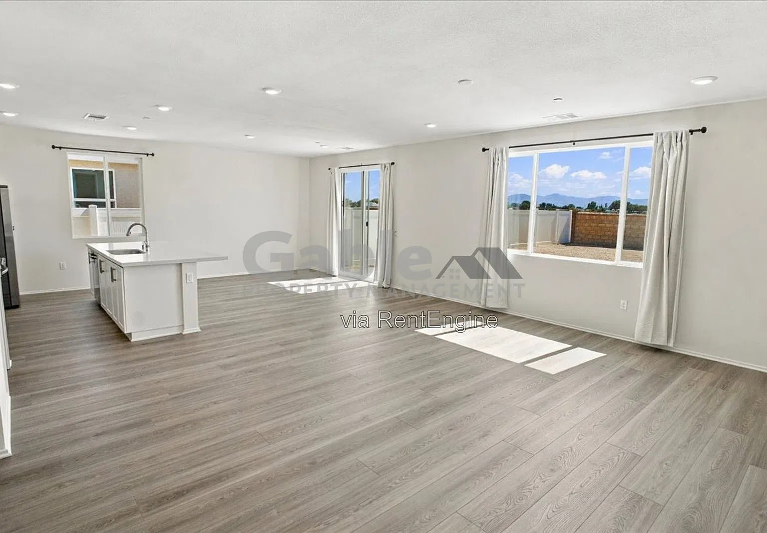 4 bed, 2.0 bath, 1978 sqft, $3,200 — Photo 4