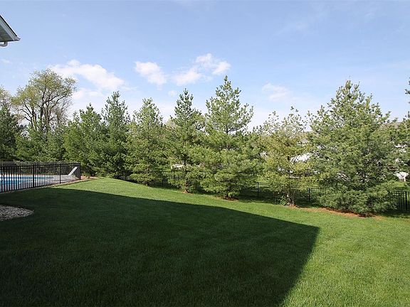 4th image of 25 Oak Valley Dr