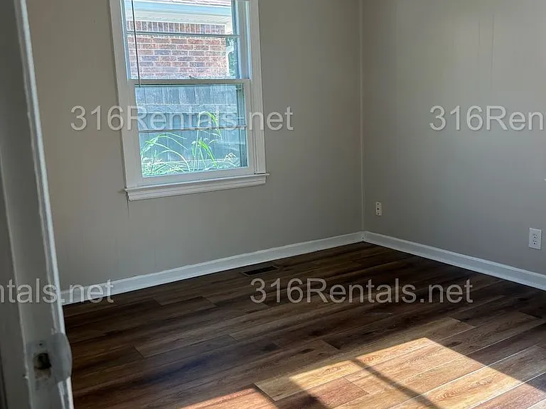 2546 S Pattie Ave — Photo 11