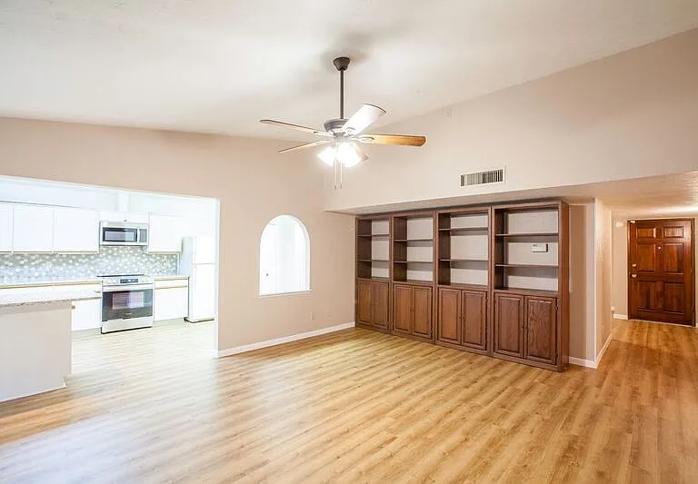 921 Mossvine Dr — Photo 25
