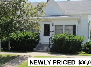 604 3rd St, Carmi, IL 62821