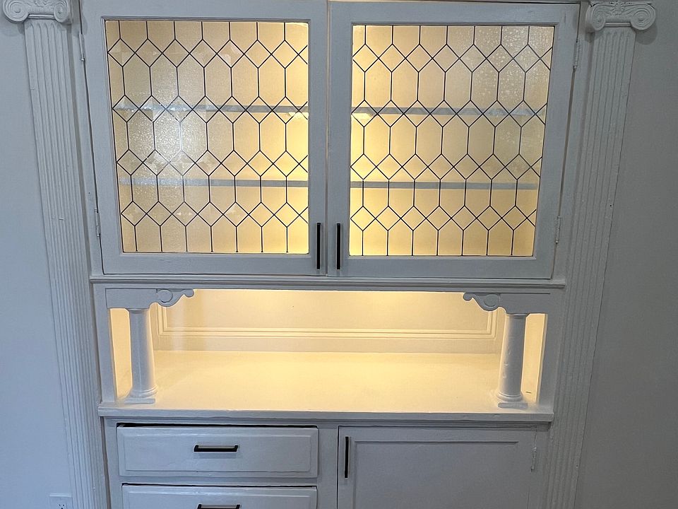 Built-in dining area display cabinet