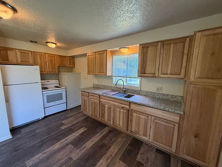 560 1/2 W Ash St — Photo 10