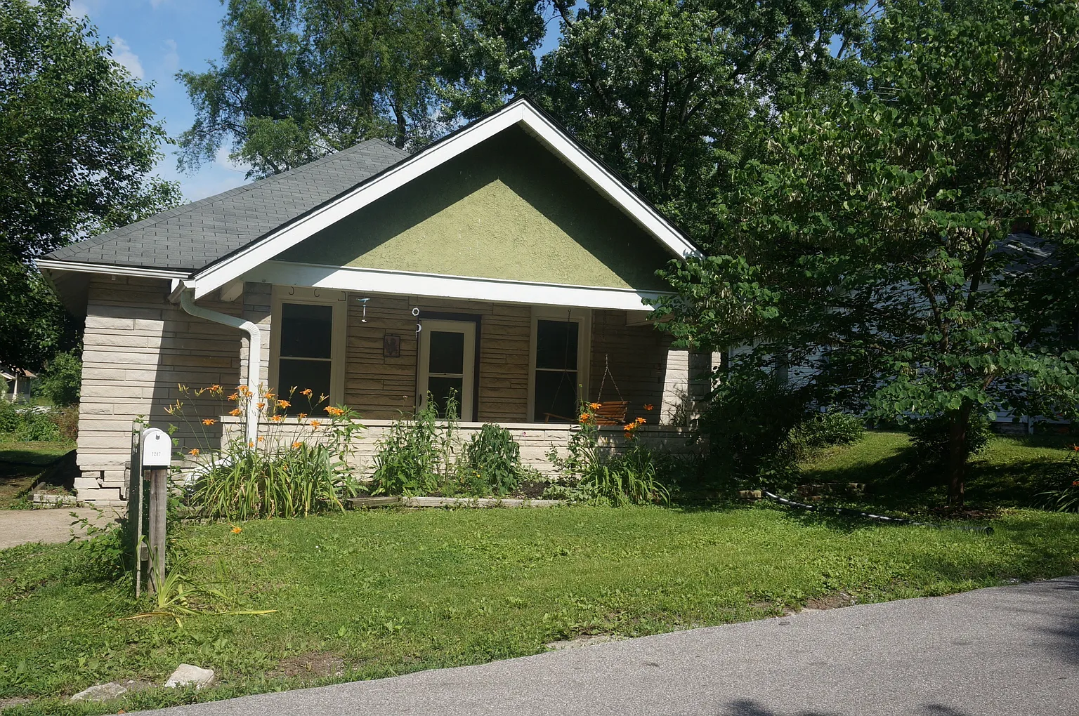 1207 S Fess Ave photo 1
