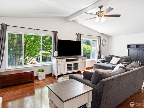 5th image of 986 Mahogany Ln
