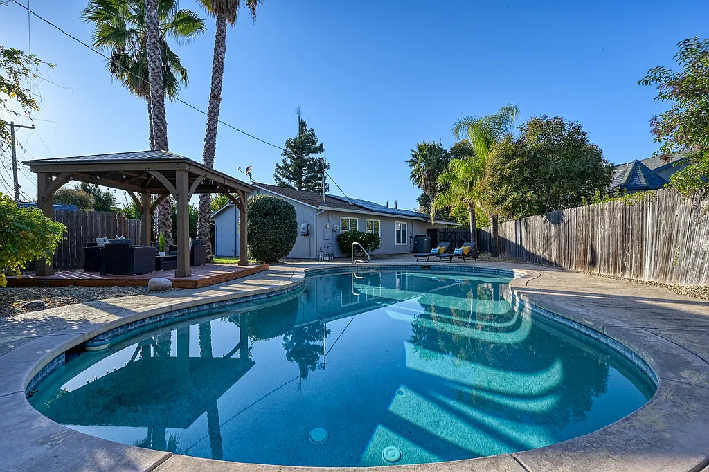 4 bed, 1575 sqft, $6,575 — Photo 1