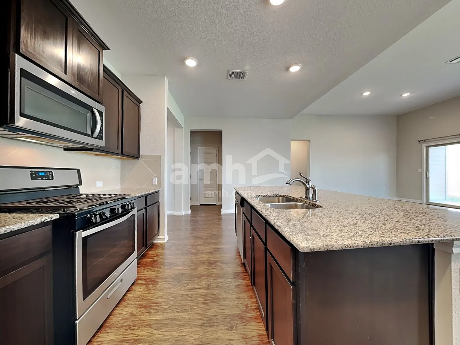4 bed, 2.5 bath, 2407 sqft, $2,535 — Photo 4