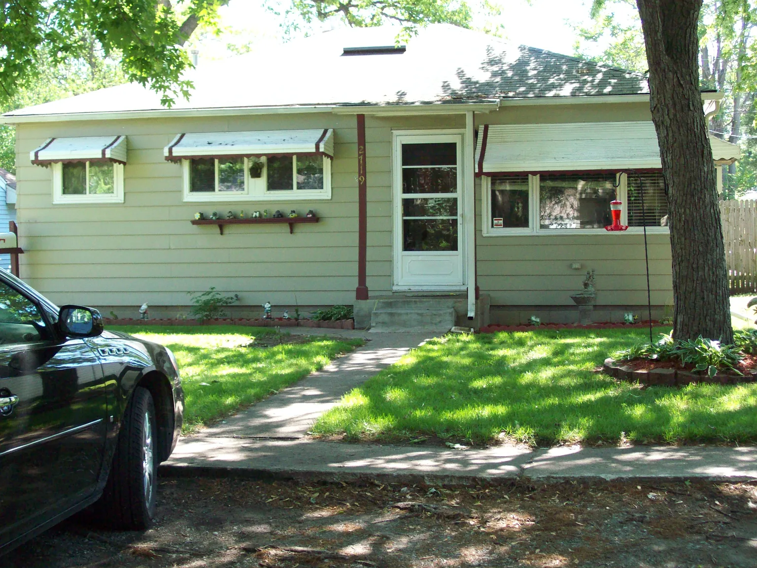 2719 Howard St photo 1
