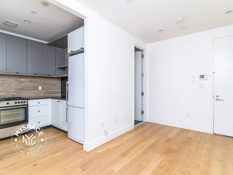 87 Montrose Ave #2R — Photo 1