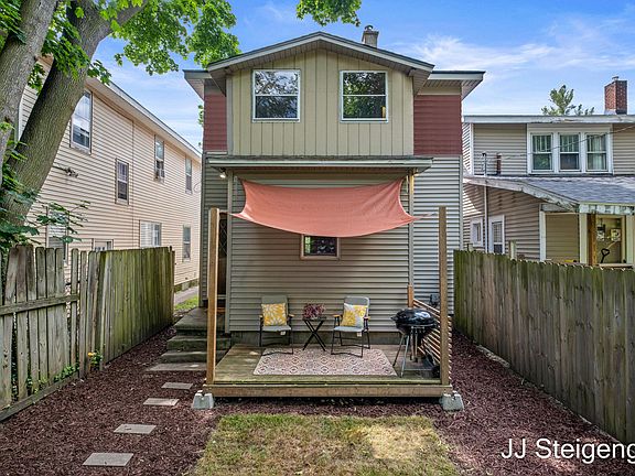 5th image of 109 Caledonia St NE