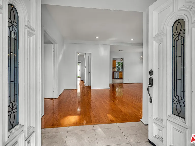 922 S Bundy Dr — Photo 4