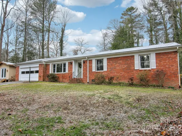 3 Bansha Dr, Hendersonville, NC 28791