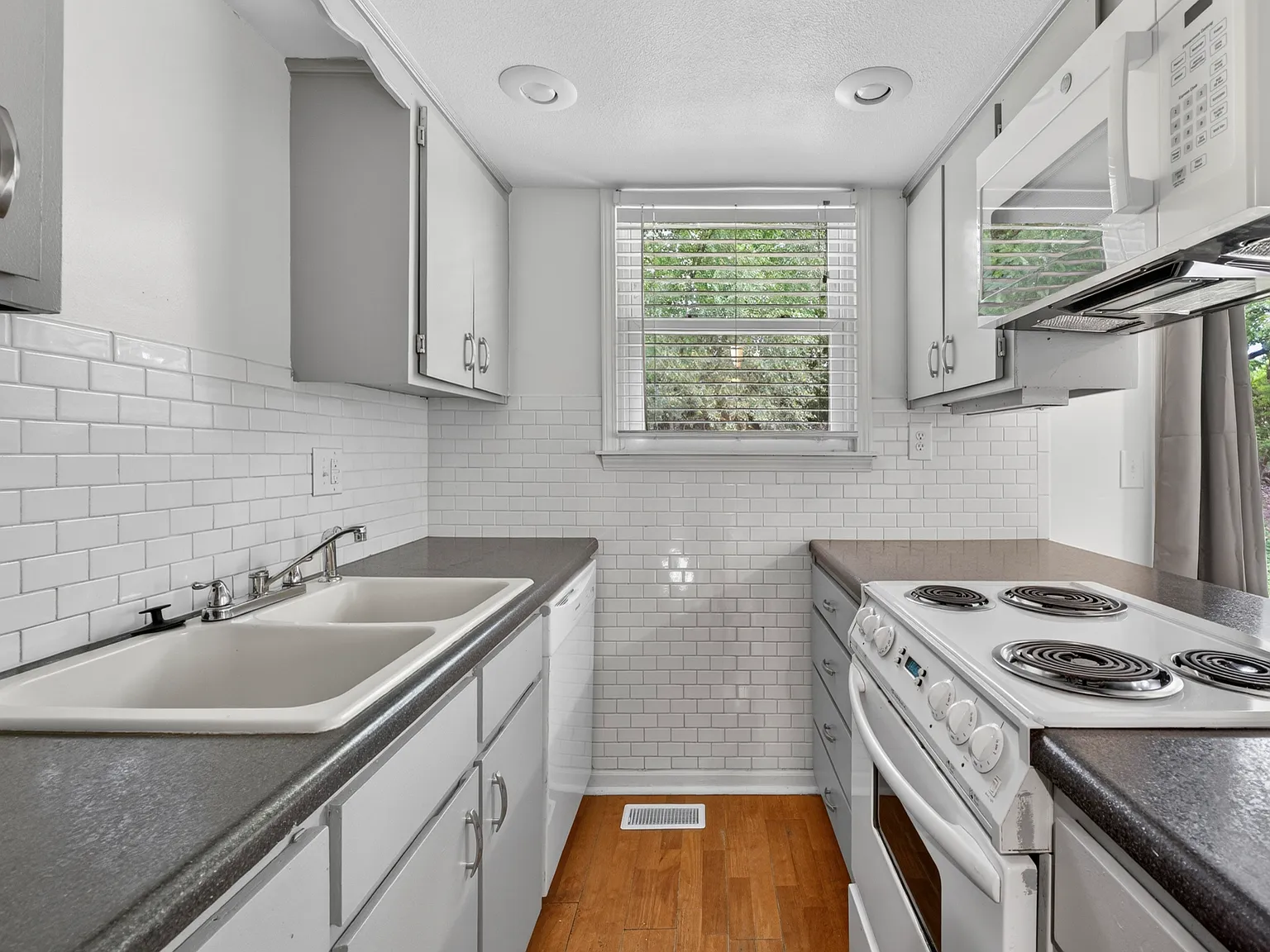 3 bed, 1100 sqft, $1,900 — Photo 4