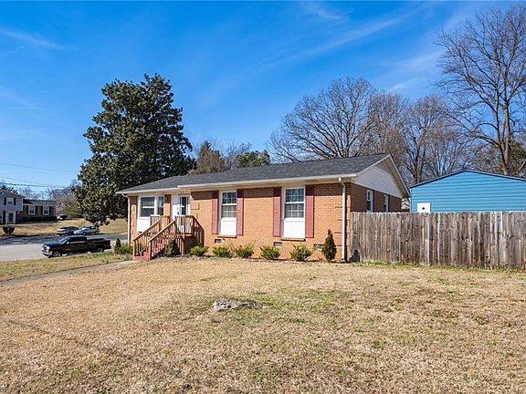 3rd image of 816 Daleview Pl