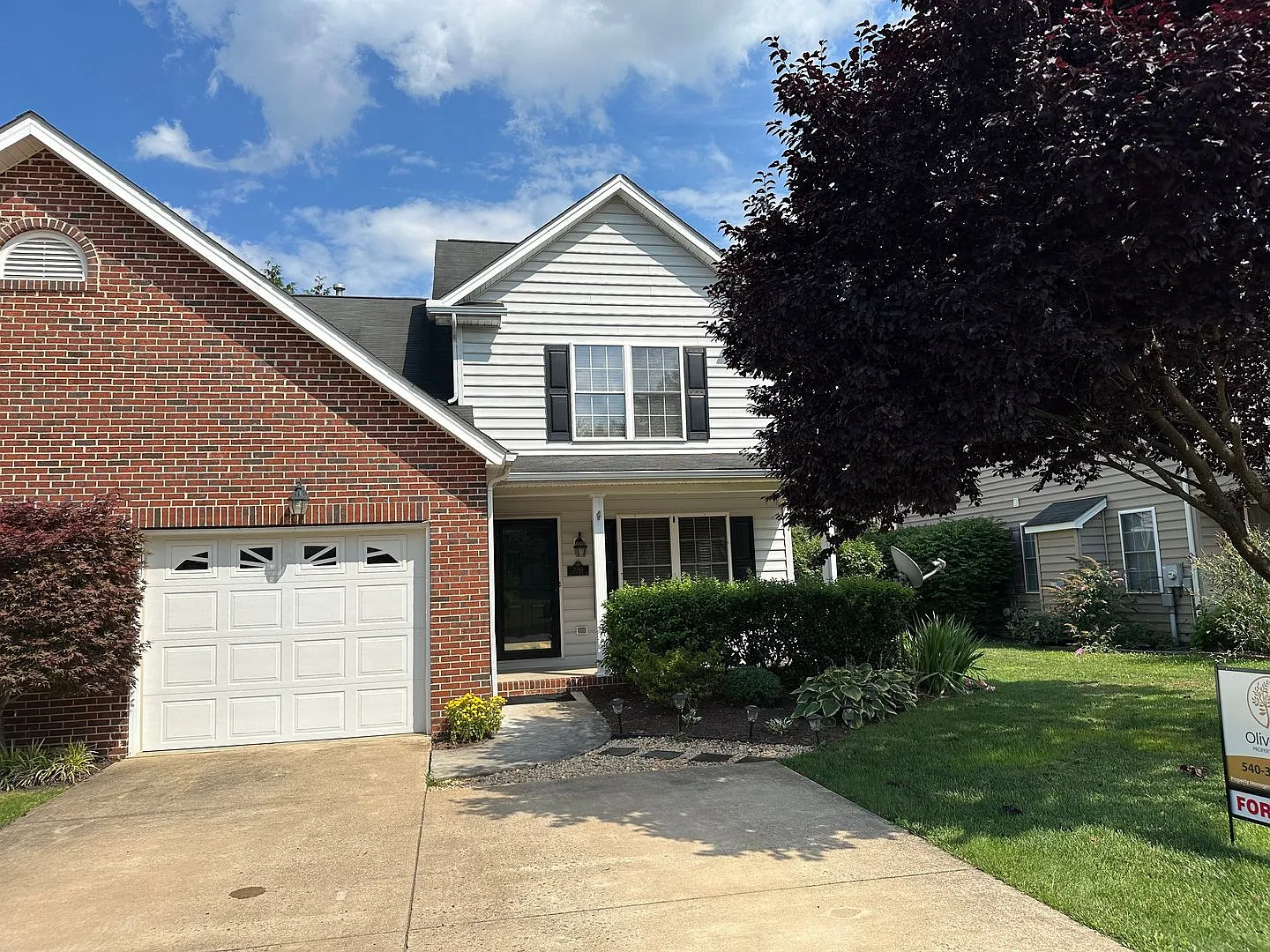 2066 Honeysuckle Ln — Photo 2