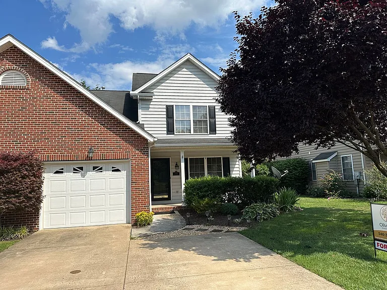 2066 Honeysuckle Ln — Photo 2