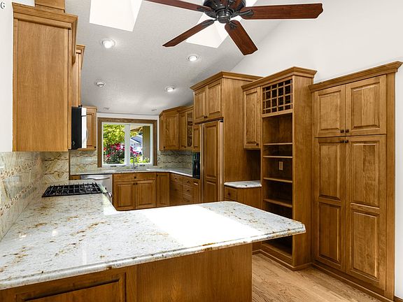 4th image of 1066 NE 6th Dr