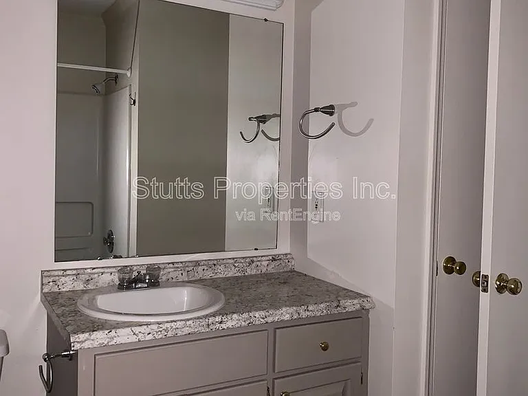 321 W Irvine Ave #F — Photo 5