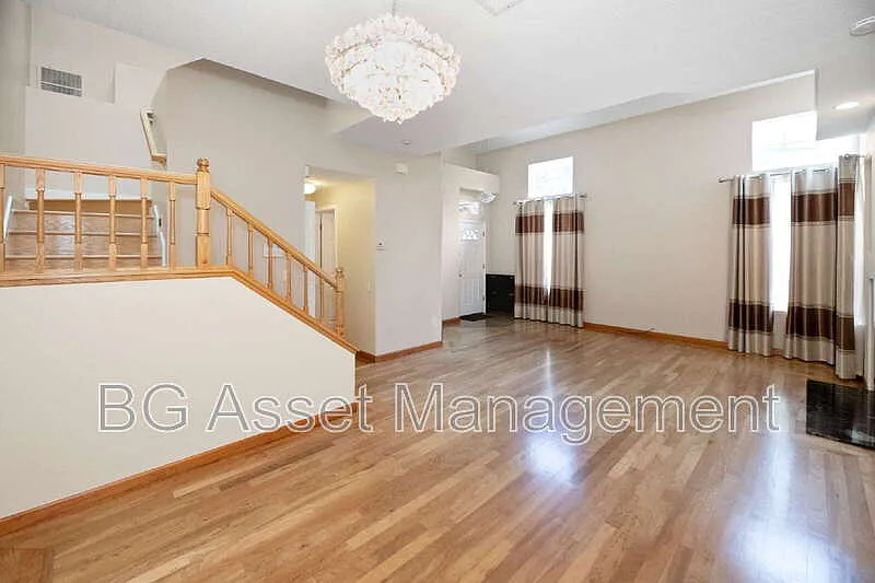3 bed, 2.0 bath, 1743 sqft, $3,550 — Photo 3