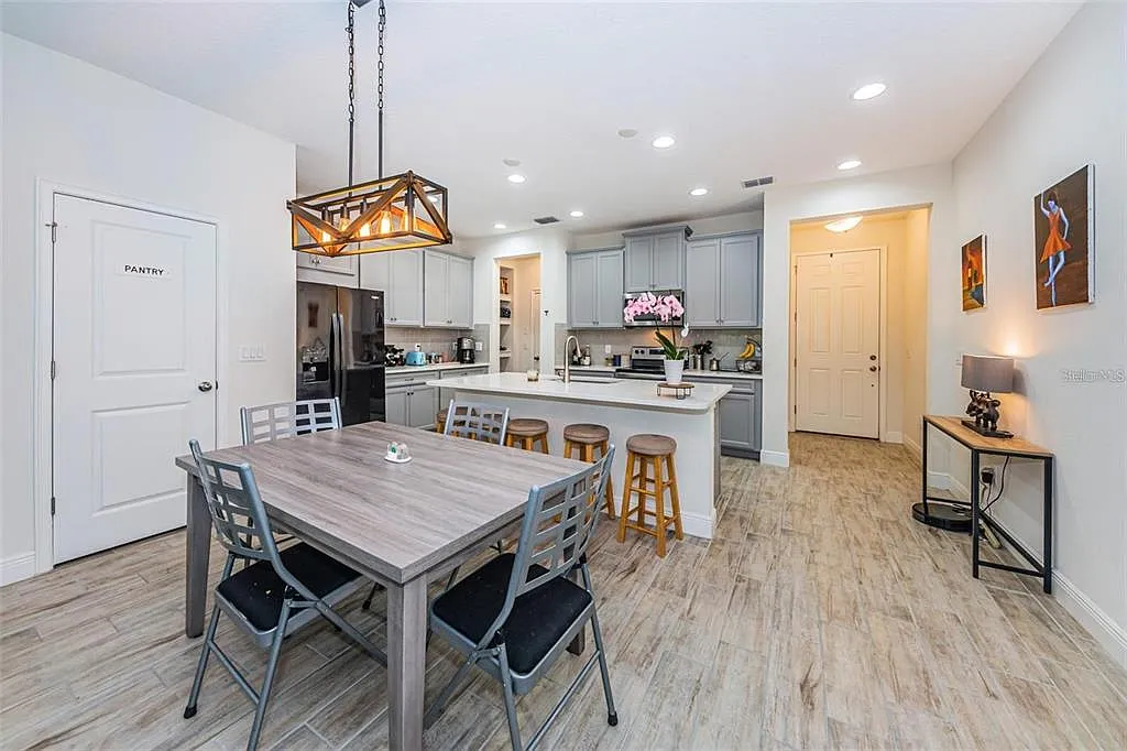 3 bed, 2.5 bath, 1961 sqft, $2,800 — Photo 2
