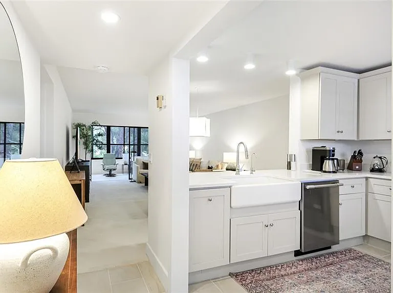 303 Springdale Dr #303 — Photo 3