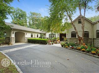 26 Overlook Dr, Syosset, NY 11791