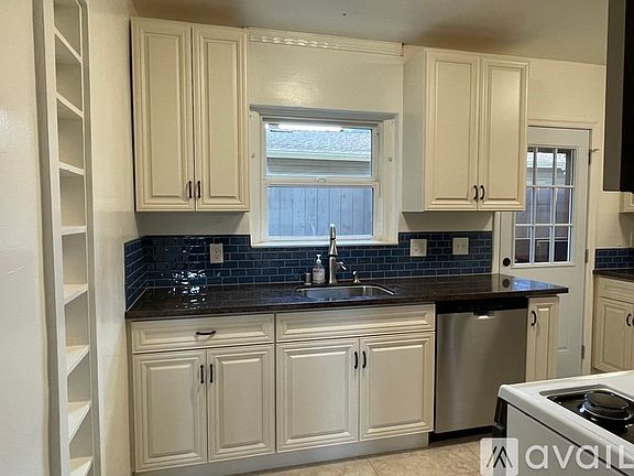5th image of 2830 Freeport Blvd