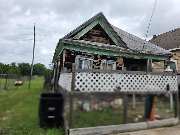 2nd image of 213 Hogan St