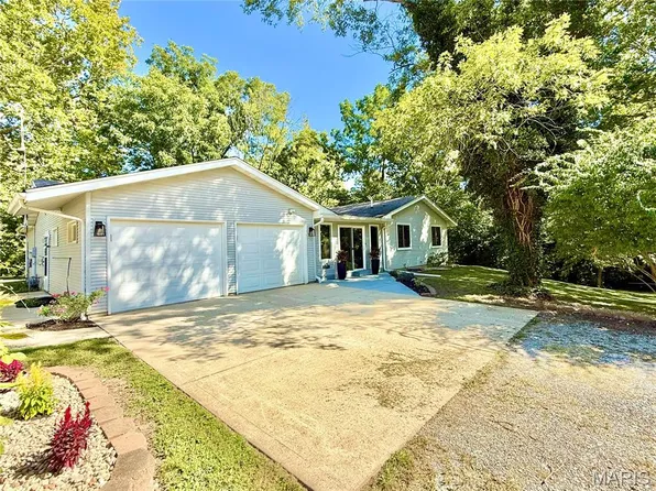 7404 Brown St, Moro, IL 62067