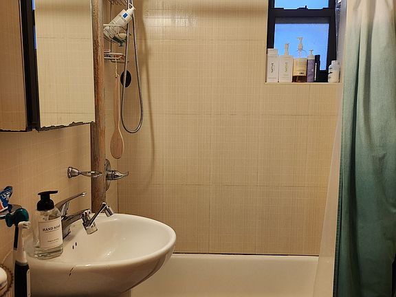 3rd image of 29 Catherine St APT 4