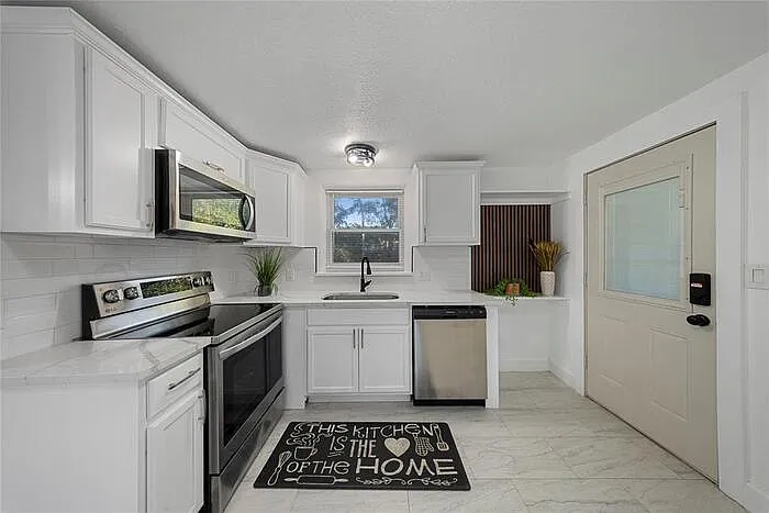2421 NW 18th St — Photo 10