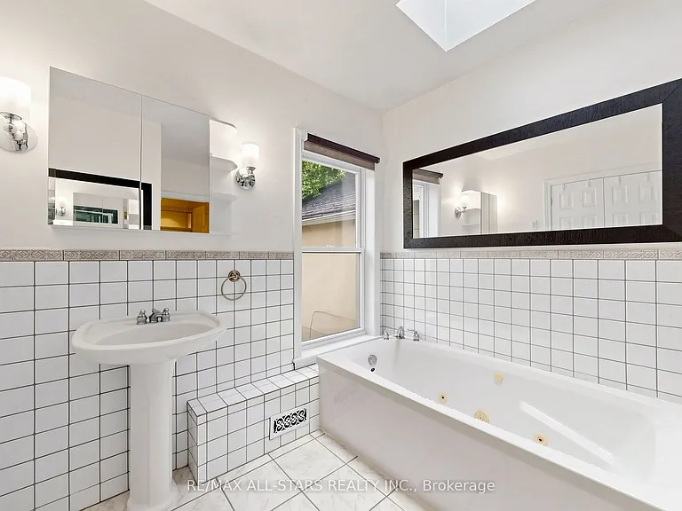 68 Macpherson Ave — Photo 24