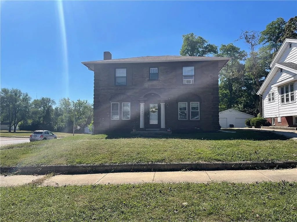 1303 W Riverview Ave photo 1