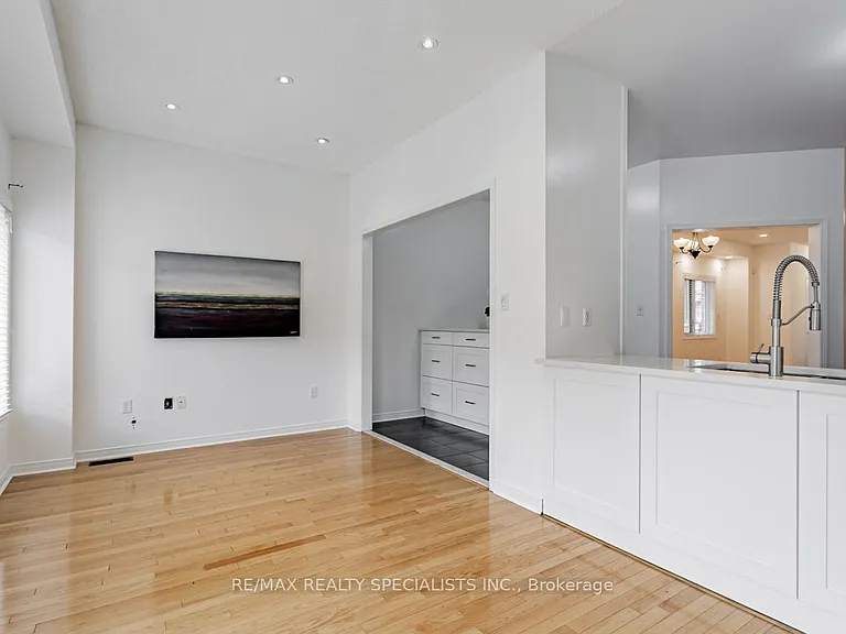 16 Evanwood Cres — Photo 9