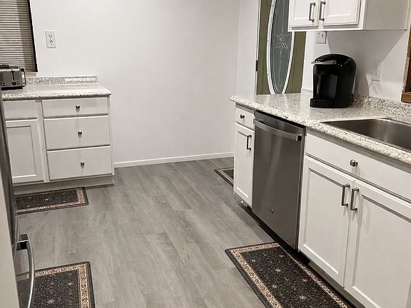 5th image of 637 Spring St