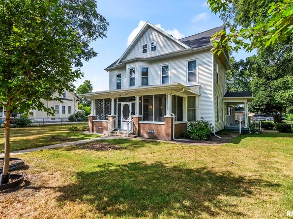 704 W Madison St, Girard, IL 62640