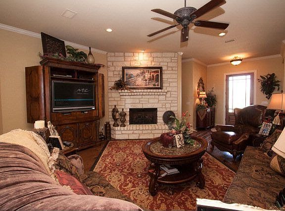 4th image of 5102 Hilltop Dr