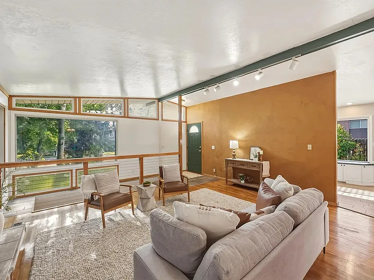 502 N Main St — Photo 11
